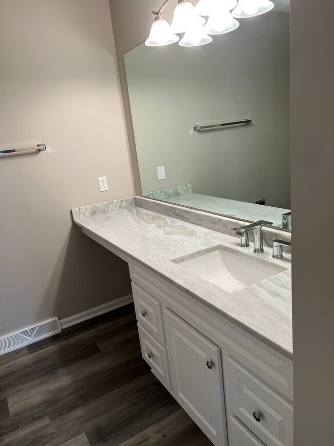 Building Photo - Newly Remodeled 2 Bedroom, 2.5 Bath Condo ...