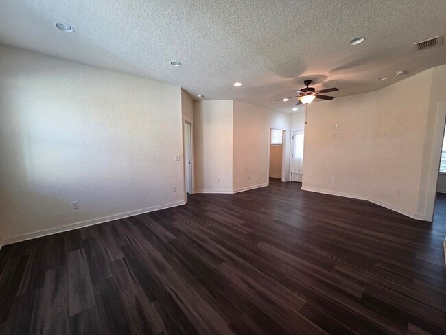Building Photo - 121 Ivy Ln