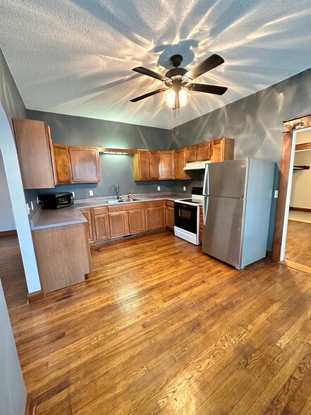 Building Photo - 923 E Hillcrest Dr