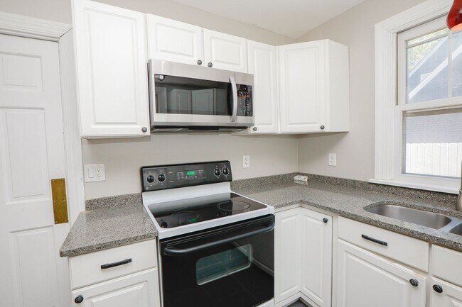 Building Photo - Cape Cod Rental Available in Norfolk!