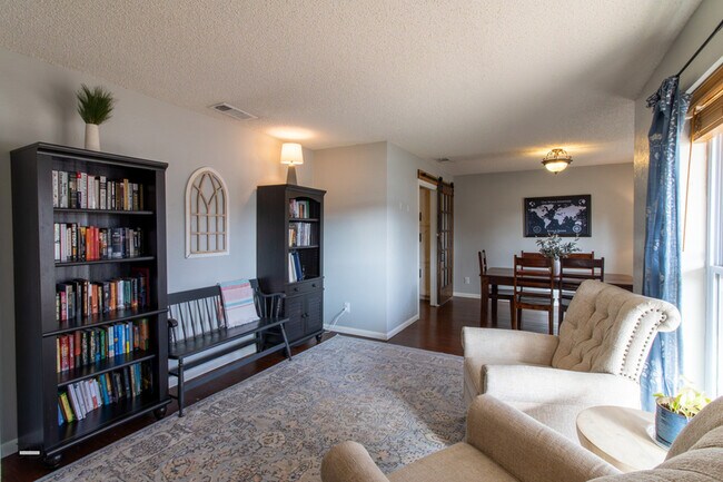 Building Photo - 5604 Greentree Ave