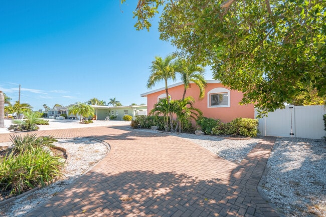 Building Photo - 2173 W Vina Del Mar Blvd