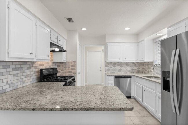 Building Photo - 2102 Whitelaw Dr