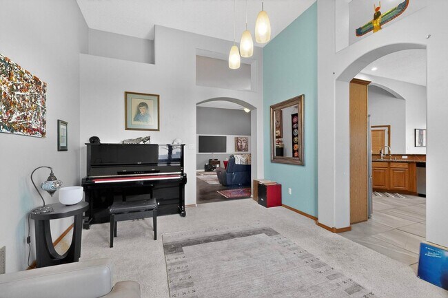 Building Photo - NW Executive Living 3/BD 2.5/BA 3/CG