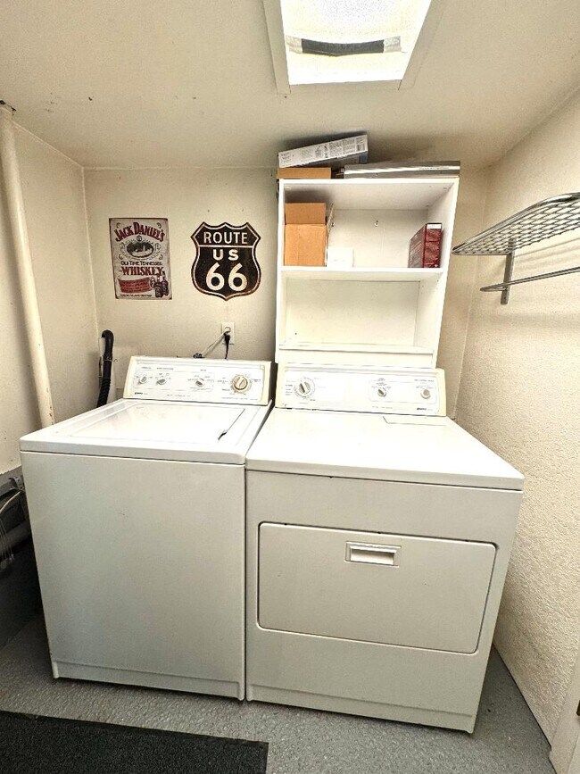 Building Photo - 1038 Lakeview Blvd E