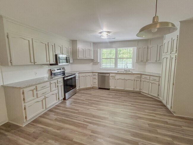 Building Photo - Now Leasing – Fully Renovated Home in Gunt...