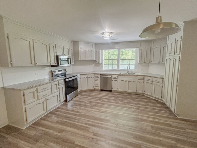 Building Photo - Now Leasing – Fully Renovated Home in Guntersville!