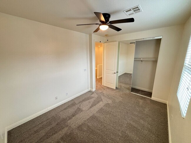 Building Photo - 10735 Knickerbocker Ave