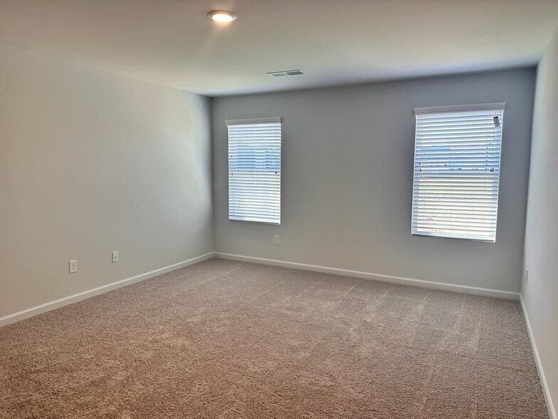 Building Photo - 121 Founders Dr