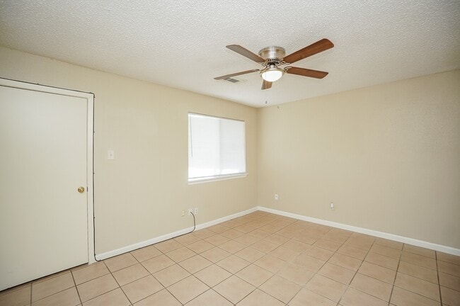 Building Photo - 20143 Beechview Ln