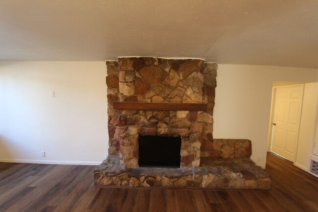 Building Photo - $500 Move-In Special! Month to month lease Available.