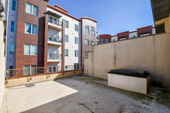 Building Photo - 1717 W Webster St