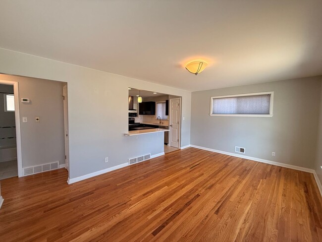 Building Photo - Spacious Twin Lakes Gem!!!