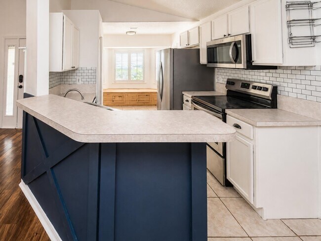 Building Photo - 405 Island View Cir