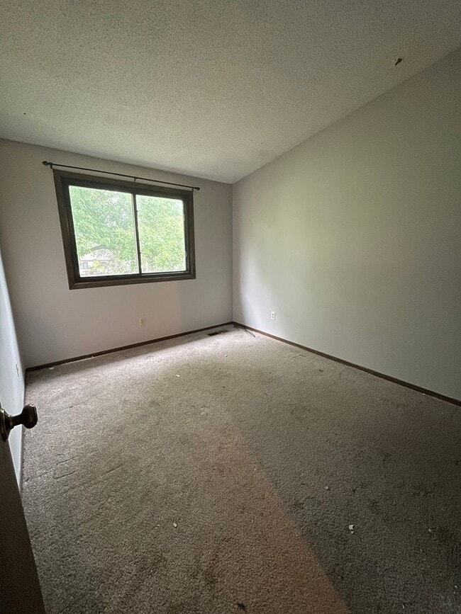 Building Photo - Spacious 3 BR / 2 BA Townhouse w/ Walkout ...