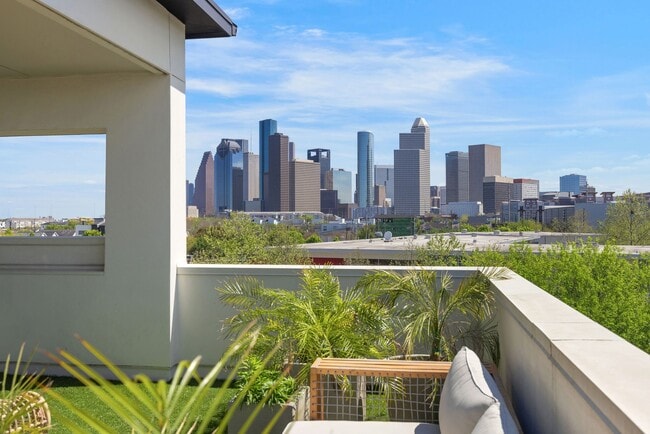 Building Photo - 306 W Pierce St