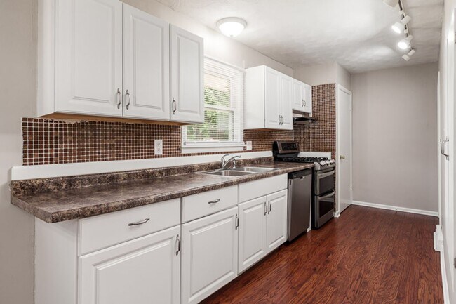 Building Photo - Three Bedroom Two Bathroom Home with Fenced Yard $2,195.00