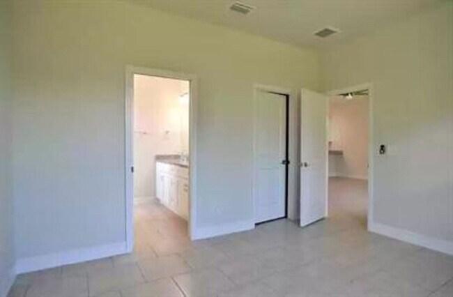 Building Photo - 1035 San Cristobal Ave