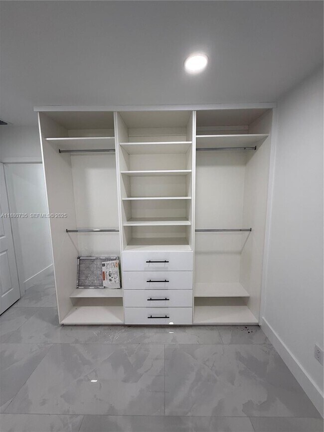 Building Photo - 841 W 50th St