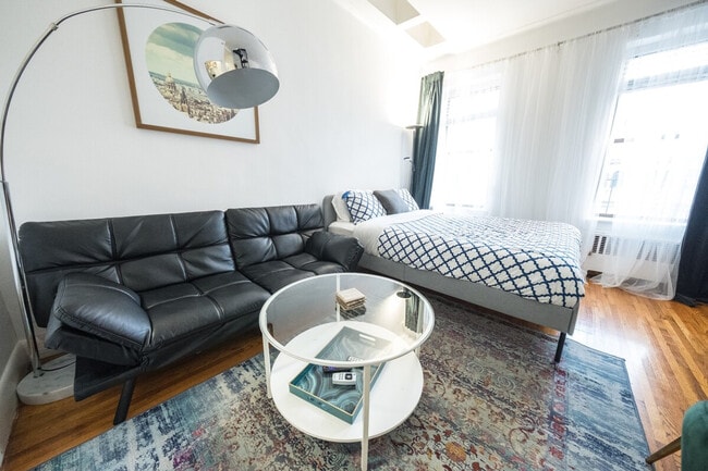 Building Photo - 324 E 75th St