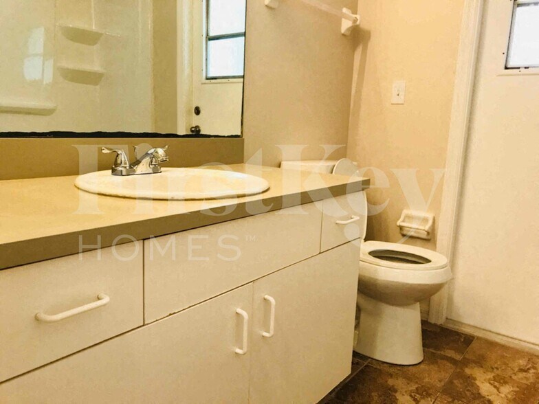 Building Photo - 1016 SW 37th Terrace