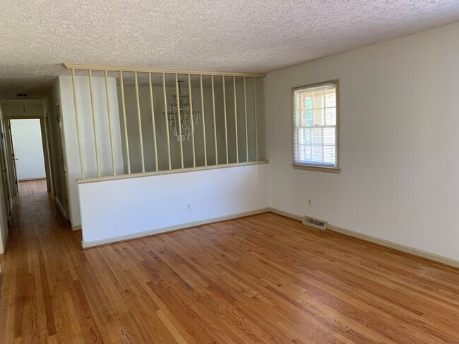 Building Photo - 3 Bedroom House off Timberlake Road