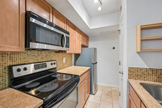 Building Photo - 3204 Menchaca Rd