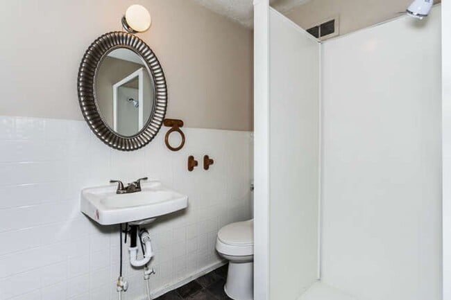 Building Photo - Open House 6/6 from 12-1!  Spacious 3 Bed/...