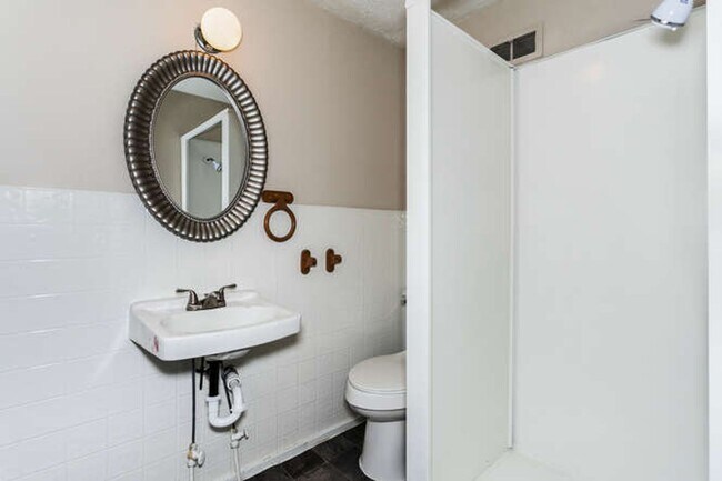 Building Photo - Spacious 3 Bed/2 Bath Home for Rent in Newton! Coming Available in mid-July!