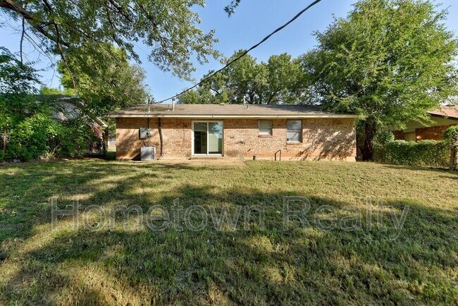 Building Photo - 208 W Shadywood Dr