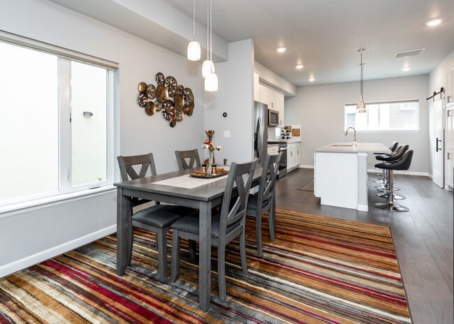 Building Photo - Urbanite Living near Downtown 3 Bed End Unit Townhouse