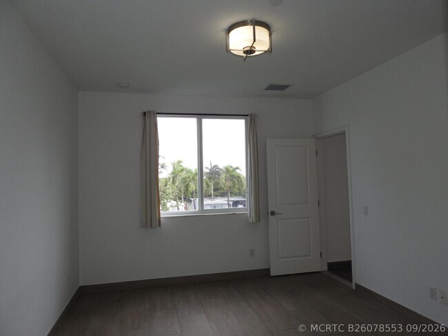 Building Photo - 1550 NE 34th Ct