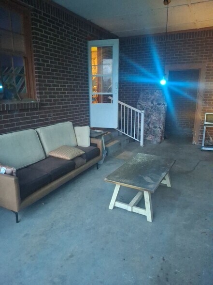 Pourch - 2471 Belleville Rd