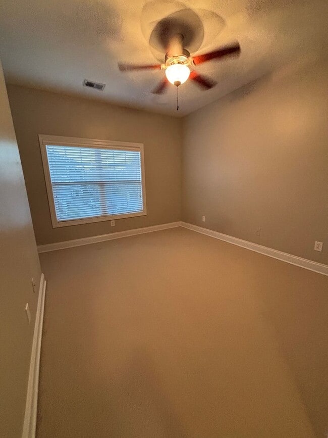 Building Photo - AVAILABLE NOW! End-Unit Townhouse in Pennington Square