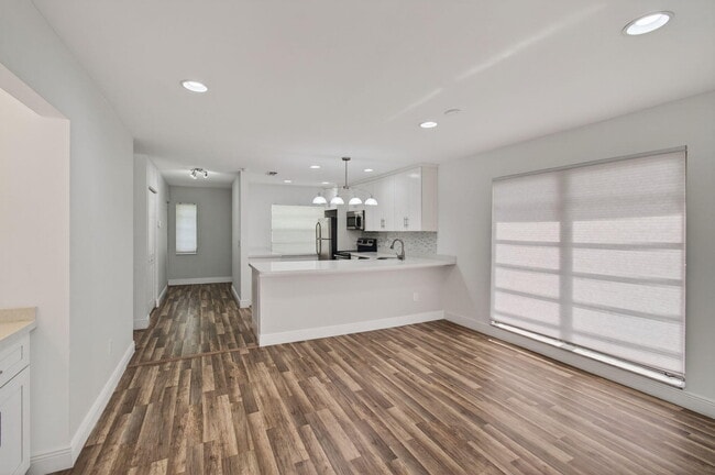 Building Photo - 8536 Casa Del Lago