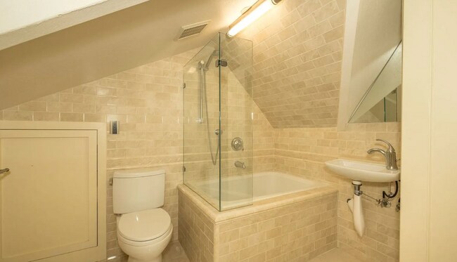 Building Photo - Charming Home w/ Beautifully Landscaped Ya...