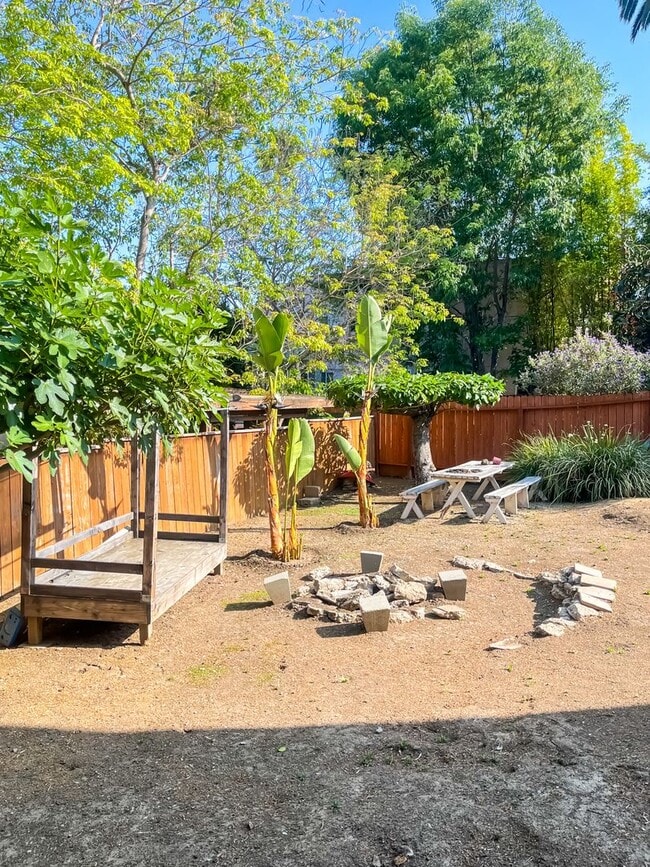Building Photo - Stunning Light-Flooded Architectural 1BR L...