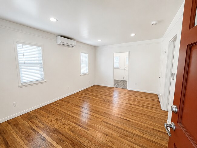 Building Photo - Completely Remodeled Spanish Style Midtown Apartment! Air Conditioning!