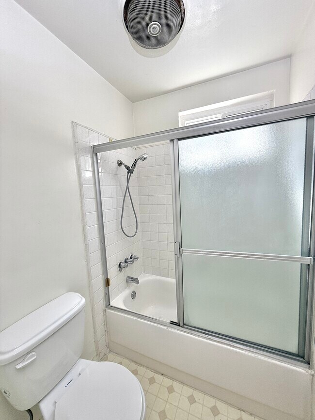 Building Photo - 14540 Hartland St