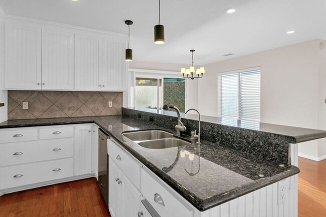 Building Photo - Beautiful detached home in Pacific Beach! ...