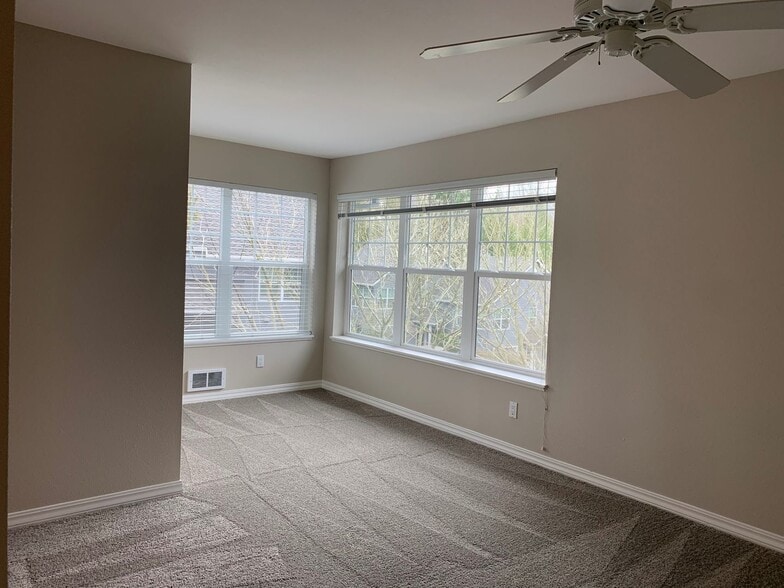 Building Photo - 9613 NW Miller Hill Dr