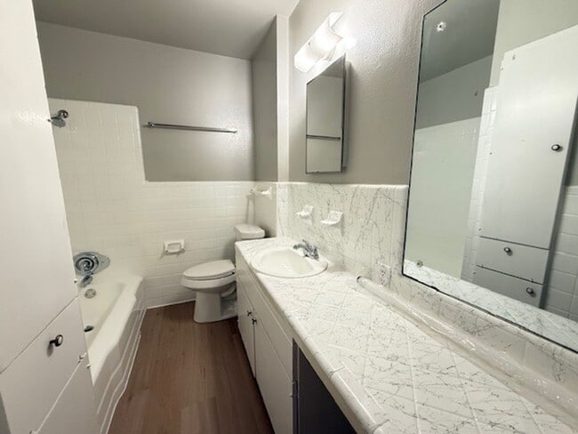 Building Photo - 701 E 45th St