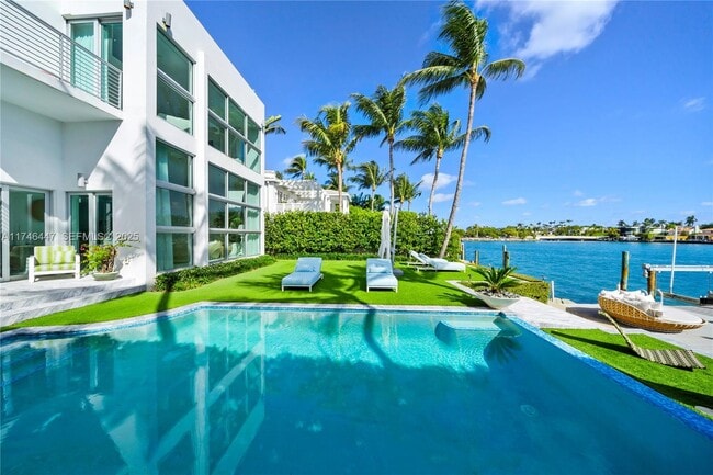 Building Photo - 227 E Dilido Dr