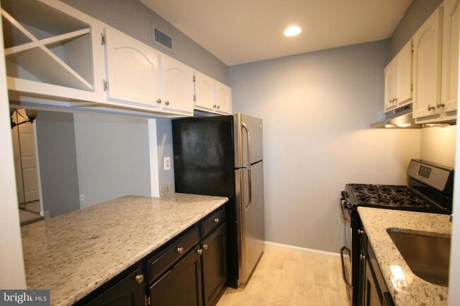 Building Photo - 5900 Cove Landing Rd