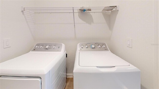 Building Photo - 7773 Lakes Edge Ln