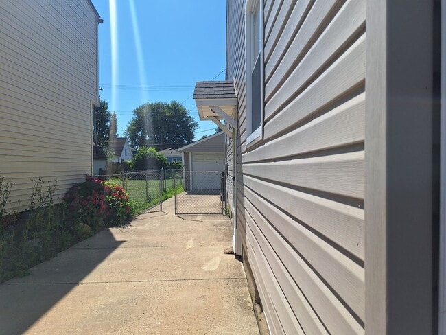 Building Photo - Charming 3 bedroom bungalow freshly updated