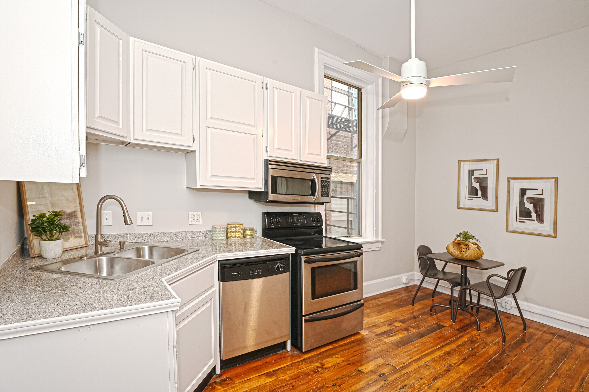 Building Photo - 1343 Main St