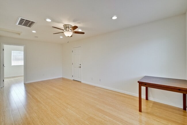 Building Photo - Beautiful 2 Bed/1 Bath Home only Blocks Fr...