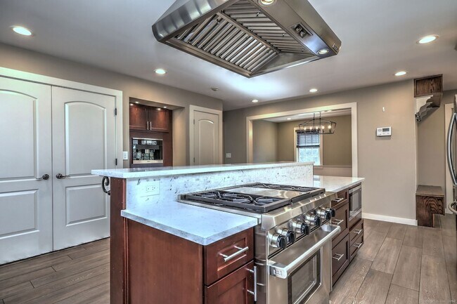 Building Photo - 1591 Huntington Turnpike