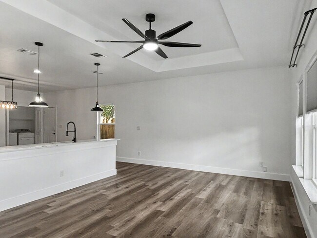 Building Photo - 109 Sample St